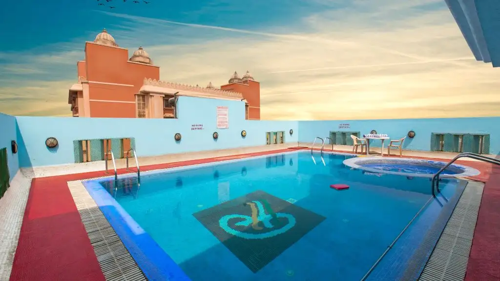 Swimming Pool at Hotel in Dadar Ramee Guestline HOtel