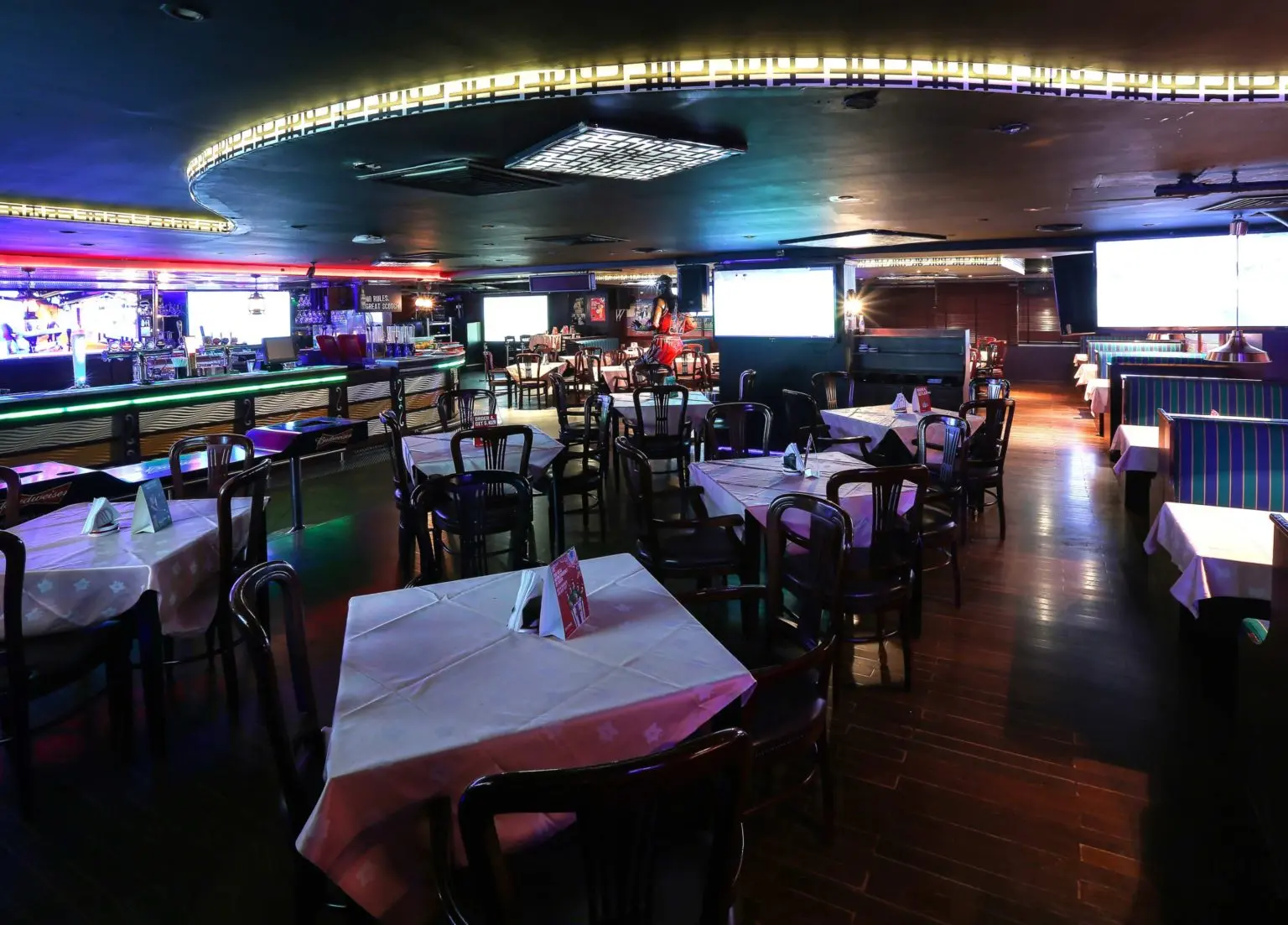 Timecafe- Sports Bar Near Dubai Airport - Hotel in Al Karama Dubai