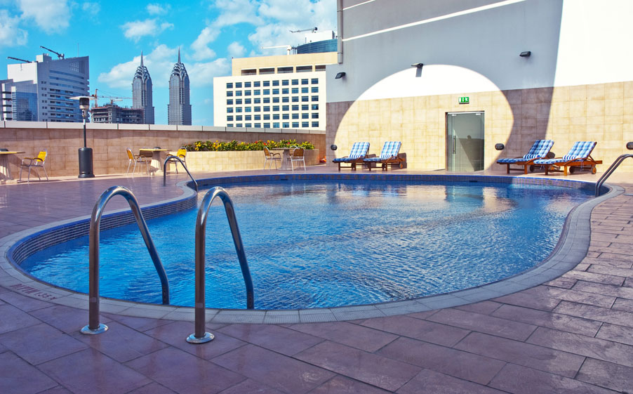 hotel with rooftop Swimming-Pool-at Ramee Rose hotel in dubai